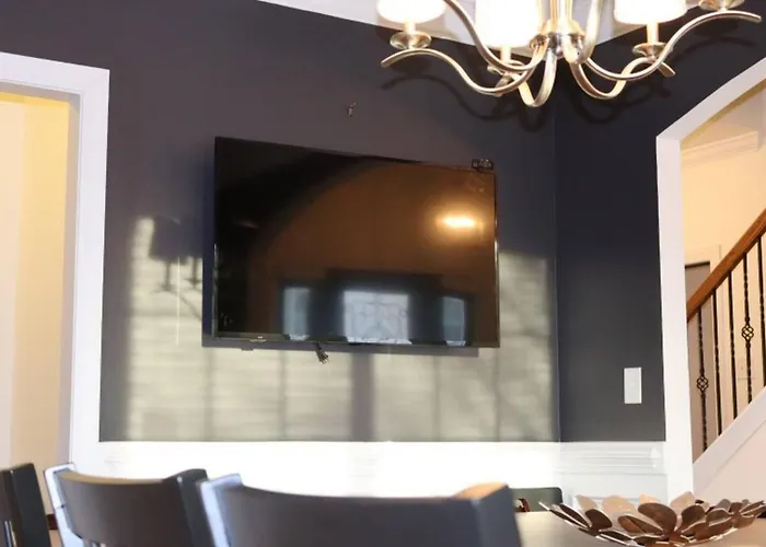 Convenient Remote-Friendly Suburban Oasis
