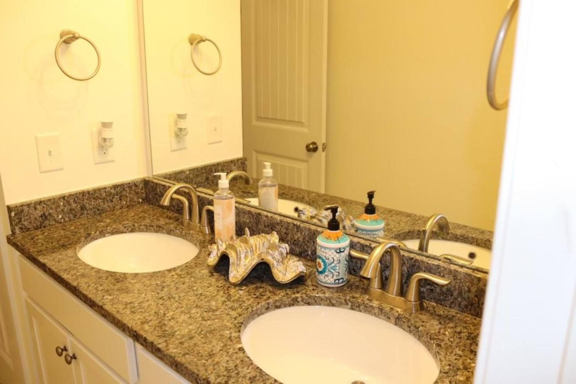 Convenient Remote-friendly Suburban Oasis Holiday home *